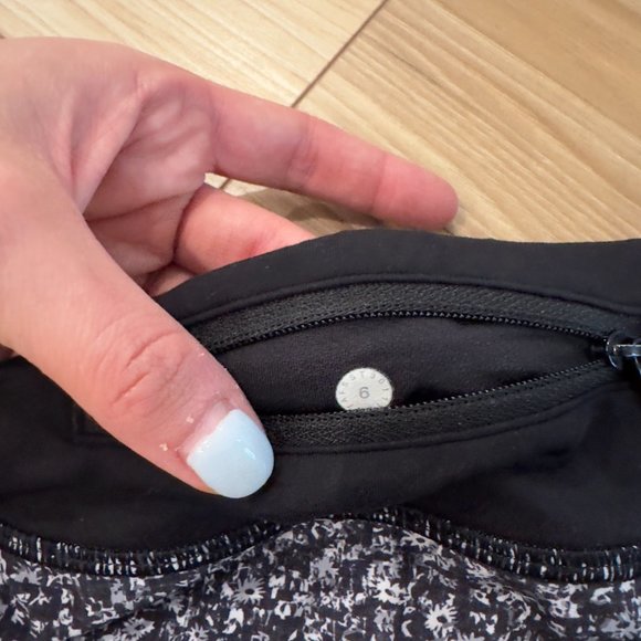 Lululemon Speed Up Low-Rise Short 2.5" - Size 6- Venture Floral Alpine - Picture 3 of 3